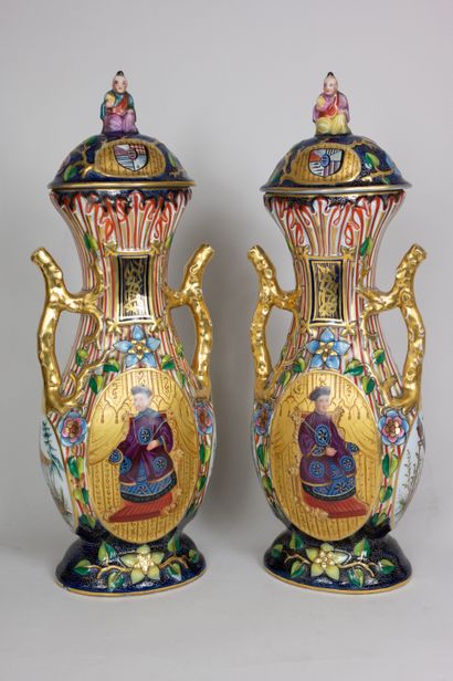 null BAYEUX, fin XIXè-début XXè siècle
Paire de vases de forme balustre en porcelaine...
