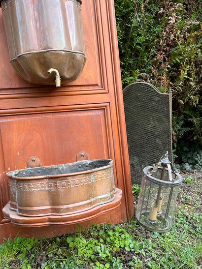null Lot comprenant : 
- Fontaine en cuivre et laiton, travail des années 1900, montée...