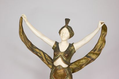 null Georges OMERTH (1895-1925)
Danseuse saluant 
Statue chryséléphantine bronze...