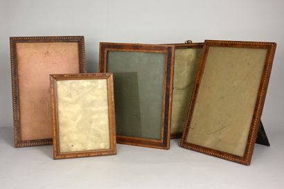 null Lot de 5 cadres-photo anciens en bois décorés de filets marquetés. 
Formats...