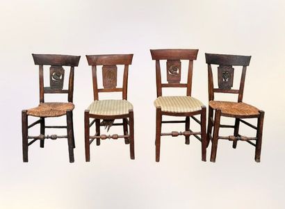 null Lot de quatre chaises en bois naturel. Le dossier ajouré à décor d'urne, de...
