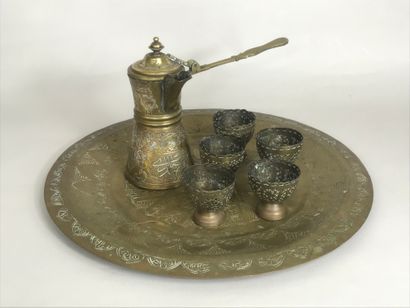 null Service à thé en métal doré comprenant une théière, un plateau et 5 montures....