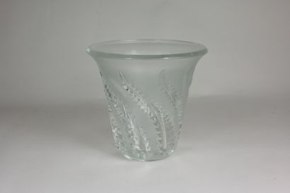 null LALIQUE 
Vase fougère en verre pressé moulé en partie satiné. 
Signé Lalique...