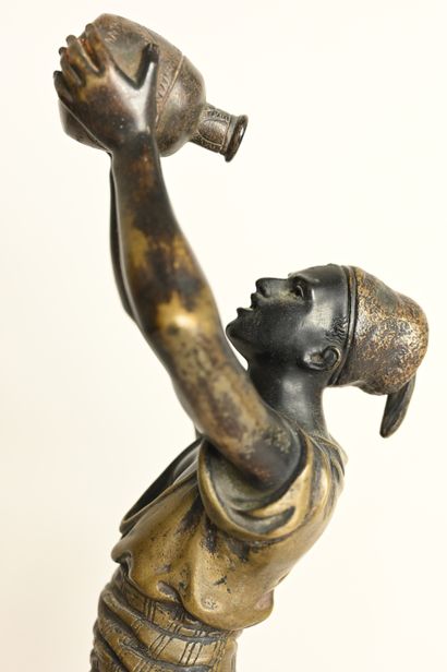 null Marcel DÉBUT (1865-1933)
Berbère buveur d'eau
Sculpture en bronze à double patine...