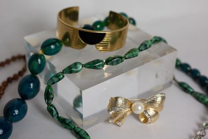 null Lot de bijoux fantaisie comprenant 5 colliers en verre faceté et pierres dures,...