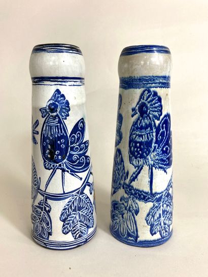 null Paire de vases en faience vernissée à décor bleu et blanc de feuillages et d'oiseaux...
