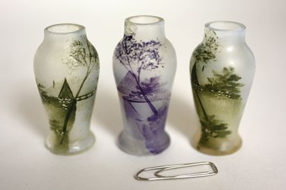 null LAMARTINE
Ensemble de trois vases miniatures en verre satiné à décor peint de...