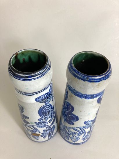 null Paire de vases en faience vernissée à décor bleu et blanc de feuillages et d'oiseaux...