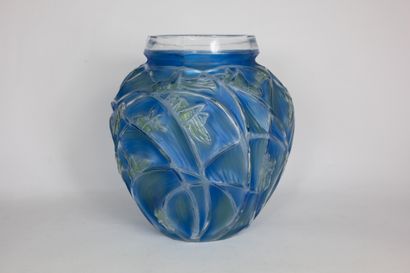 null René LALIQUE (1860-1945), dans le goût de
Vase reprenant le modèle « Sauterelles...