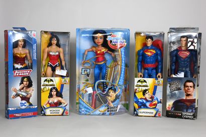 null WONDER WOMAN et SUPERMAN
Ensemble de 7 poupées en boîte, 5 figurines, un disque...
