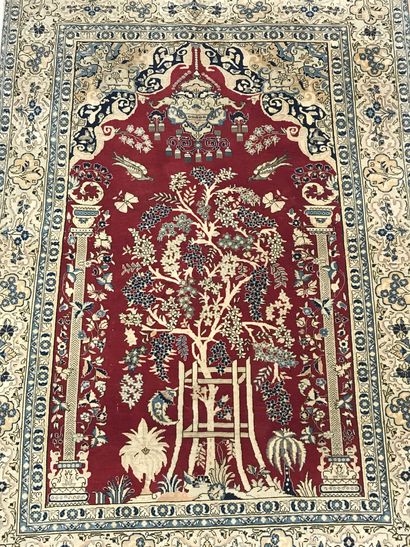 null TABRIZ, vers 1950 
Tapis en laine à la façon d'un tapis de prière, centré d'un...