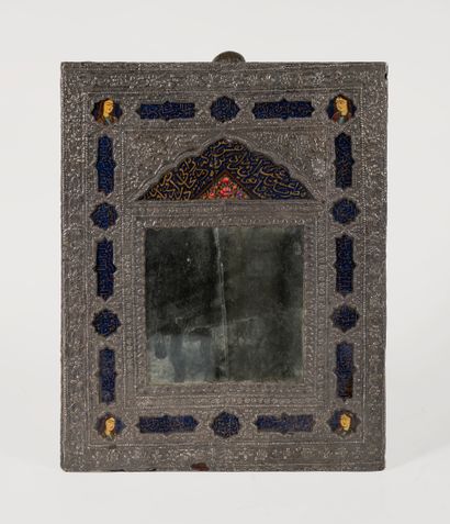 null Miroir à monture en argent ciselé et décor émaillé de versets du Coran et portraits
Travail...