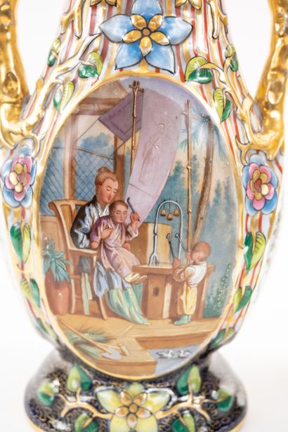 null BAYEUX, fin XIXè-début XXè siècle
Belle paire de vases de forme balustre en...