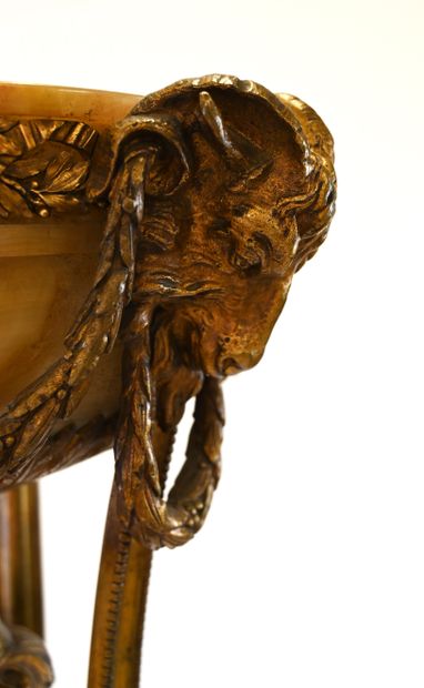 null Grand pied de lampe tripode en bronze doré et onyx beige à décor de têtes de...