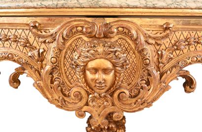 null Table de milieu en bois sculpté doré à décor de médaillons ornés de visages...