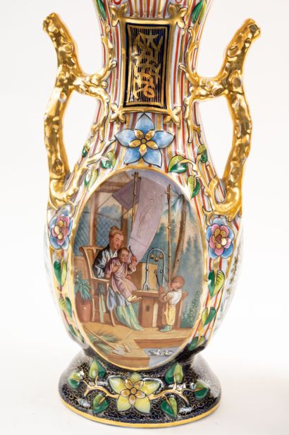 null BAYEUX, fin XIXè-début XXè siècle
Belle paire de vases de forme balustre en...