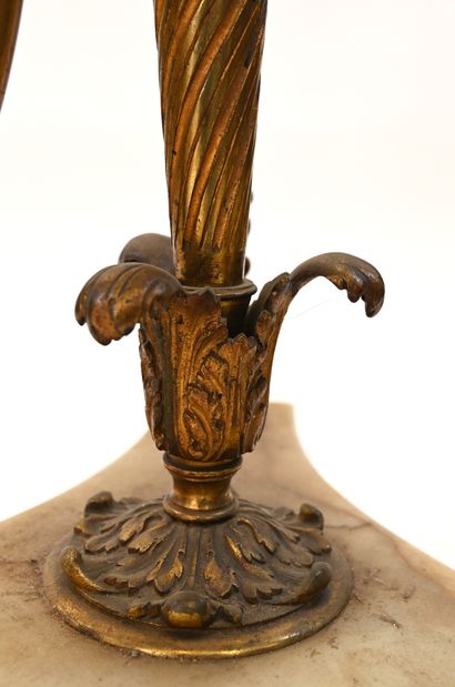 null Grand pied de lampe tripode en bronze doré et onyx beige à décor de têtes de...