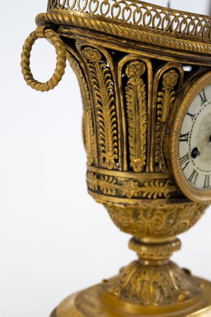 null Rare pendule en forme de vase ajouré en bronze doré à décor de palmettes, fleurs...