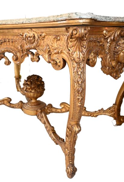 null Table de milieu en bois sculpté doré à décor de médaillons ornés de visages...