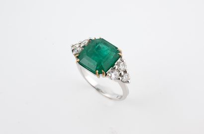 null 18k white gold ring set with a beautiful facetted emerald of 5cts approximately...