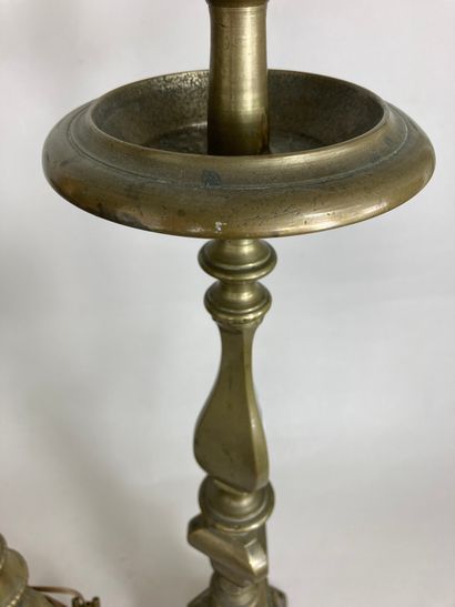 null Lot comprenant : 
- Un pique-cierge en bronze doré. Haut.: 65cm. XVIIIè siècle.
-...