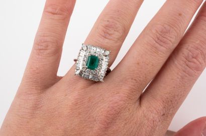 null Square ring in 18k white gold, centered on an emerald-cut emerald in a double...