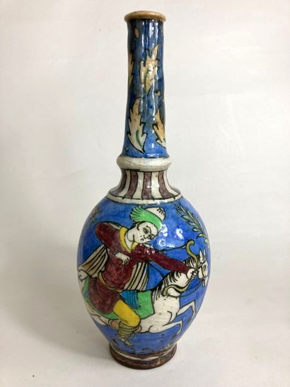 PERSE, Fin XIXè siècle 
Vase à panse et long...