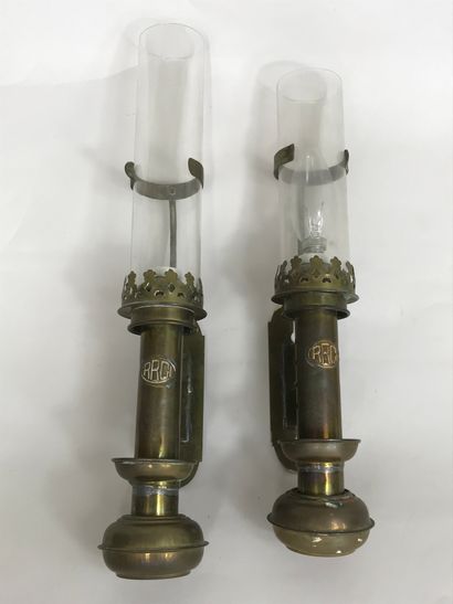 null RRCI
Pair of brass kerosene wagon bed lamps, with their glass. Electrified.
Height:...