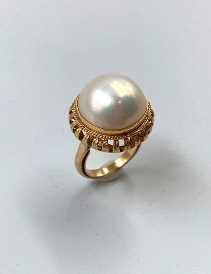 null Bague en or jaune 18k ornée d'une importante perle Mabé. 
Poids brut : 9,30gr....