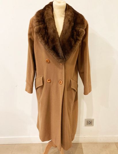null A coat in wool, cashmere and mink collar (Roger Gerko).
(Estimated size 40 or...