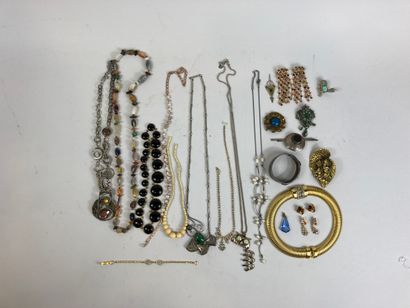Lot of costume jewelry in silver, metal and...