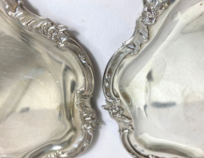 null Pair of silver-plated metal coasters, edges contoured with foliated nets.
Diameter:...