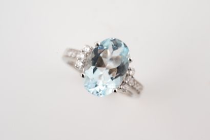 null Ring in 18k white gold set with an oval aquamarine of 3cts approximately, with...