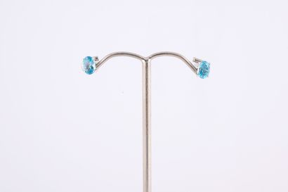 null Pair of 18k white gold earrings set with 2 blue topazes for 1.10ct in total....