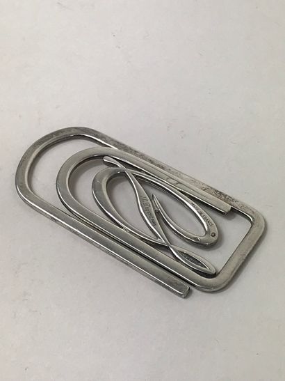 null Money clip in silver DUPONT taking the form of the initial of the mark. 
Minerve...