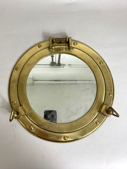 null Miroir circulaire représentant un hublot de navire en laiton. 
XXè siècle
Diam.:...