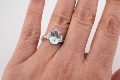 null Ring in 18k white gold set with an oval aquamarine of 3cts approximately, with...