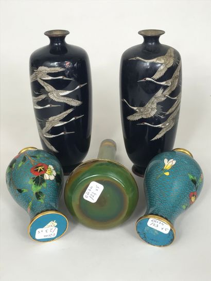 null JAPON, XXème 
Lot de deux paires de petits vases en cloisonnés bleu céleste...