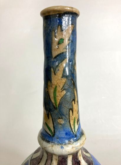 null PERSE, Fin XIXè siècle 
Vase à panse et long col ourlé en faience émaillée représentant...