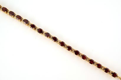 null Bracelet line in vermeil decorated with oval garnets interspersed with diamonds....