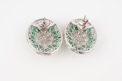 null Pair of 18k white gold earrings with an openwork oval design centered on a flower...