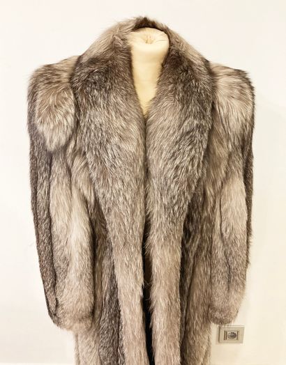 null Long coat in silver fox fur.
(Size estimated 40 or 42).