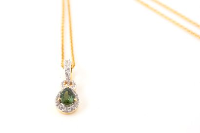 null Silver pendant gilded (vermeil) scratched with a pear-cut green tourmaline in...
