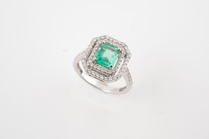 null 18k white gold ring centered with an emerald (probably Colombian) cut of 1ct...