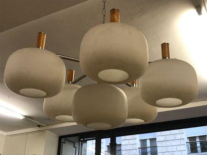 null Lustre à six bras de lumière avec globe aplati en verre givré et structure tubulaire...