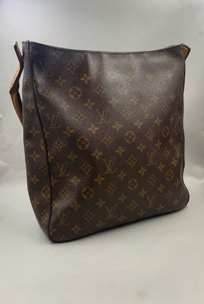 null LOUIS VUITTON
Shoulder bag in monogrammed canvas. Signed.
Accompanied by its...
