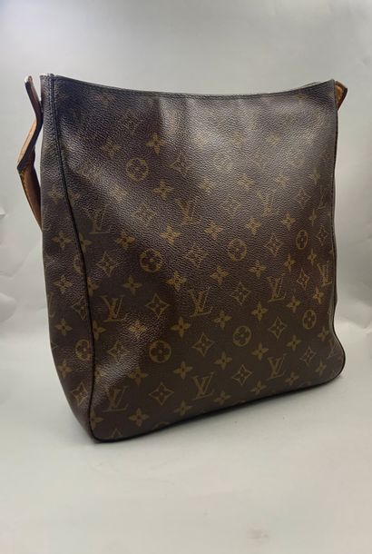 null LOUIS VUITTON
Sac porté épaule en toile monogrammée. Siglé.
Accompagné de sa...