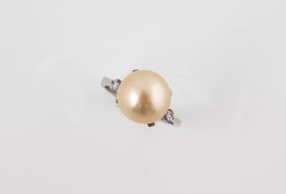 null 18k white gold ring set with a cultured pearl and two diamonds.
Gross weight:...