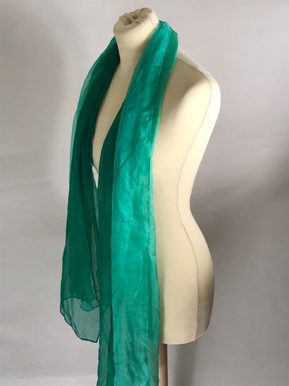 null GUCCI
Emerald green silk stole. Signed.
(Condition of use)