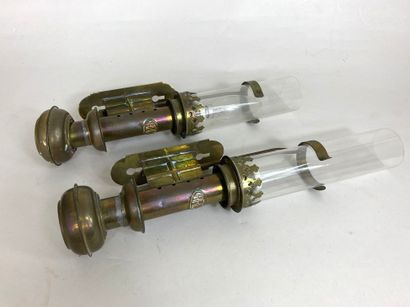 null RRCI
Pair of brass kerosene wagon bed lamps, with their glass. Electrified.
Height:...